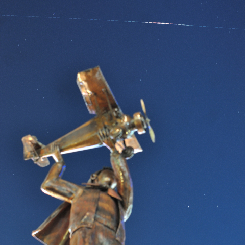 イリジウムフレアと飛行機少年の像