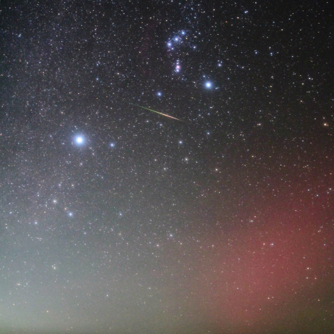 オリオン座と韓国国産ロケットヌリ4号機による夜光雲