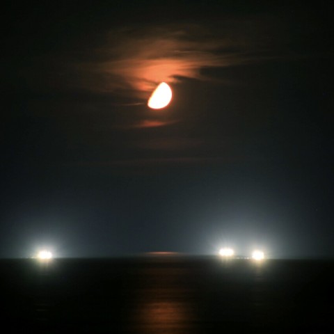 いさり火と沈む月