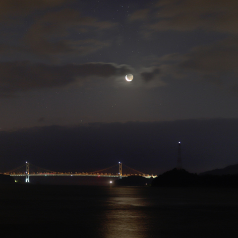 因島大橋と昇る月