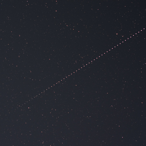 地球の影から出現する国際宇宙ステーション