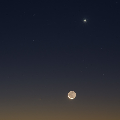 接近する月、金星、水星