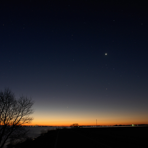 西方最大離角を迎える金星と水星