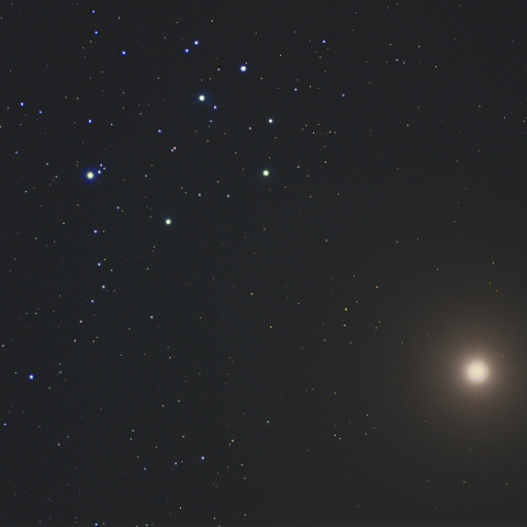 M45に接近する金星