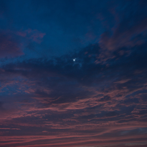 夜明けの月と金星、木星