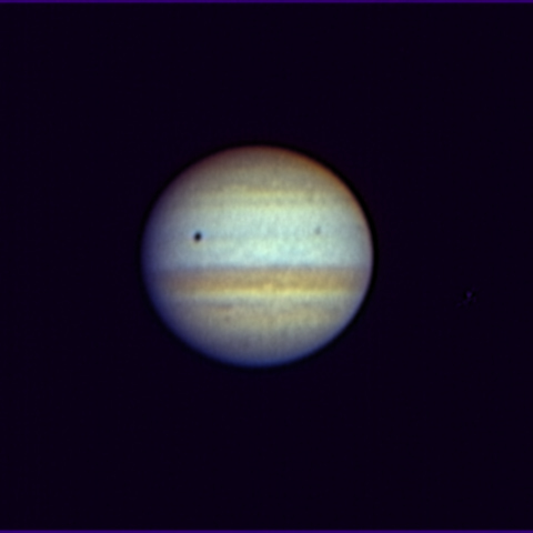 木星面を通過する衛星イオとその影