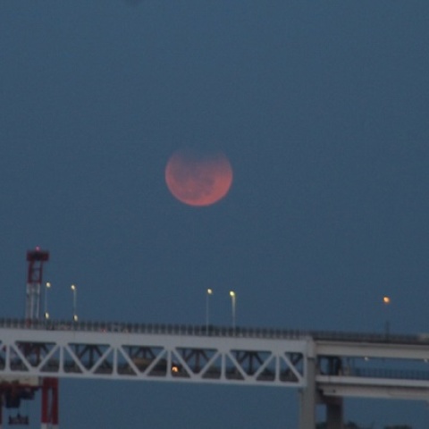 横浜ベイブリッジと月食