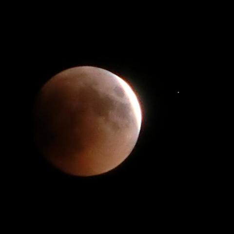 月食－ドバイ－