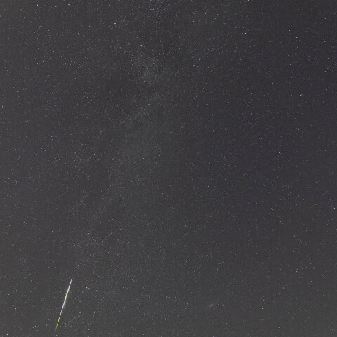 カシオペアを貫くペルセウス座流星