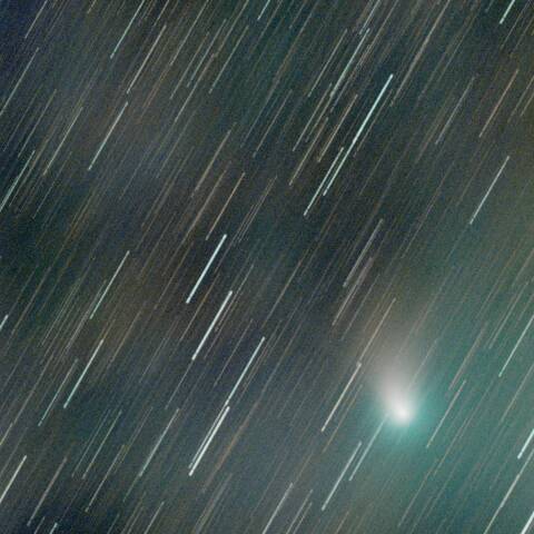 月夜の市街地からのZTF彗星（C/2022 E3）