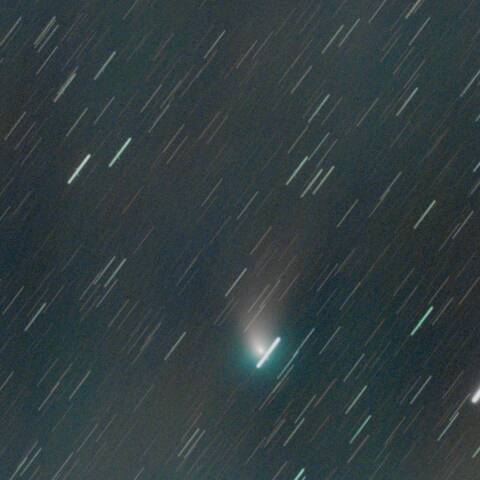 月夜の市街地からのZTF彗星（C/2022 E3）