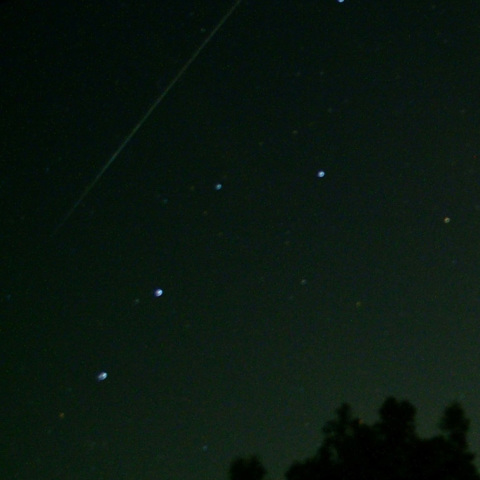 七つの星と流れ星（双子座流星群）