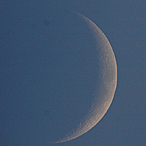 青空の中の三日月