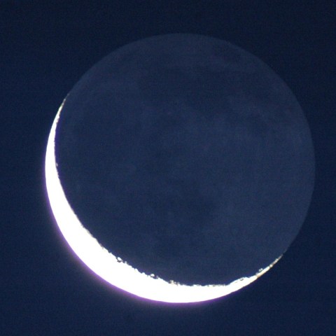明け方の三日月〈地球照）