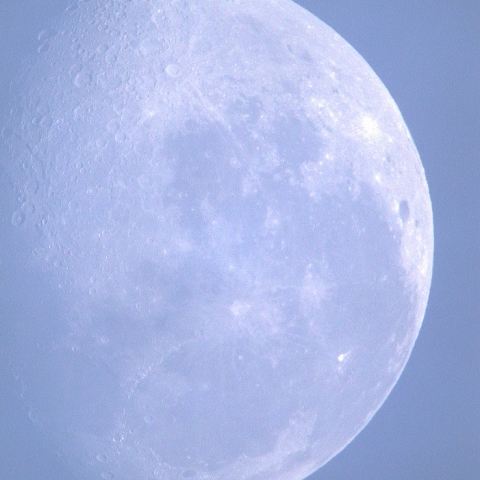 青空に浮かぶ下弦前の月
