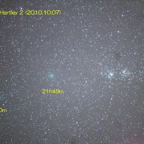 二重星団に接近するハートレー彗星