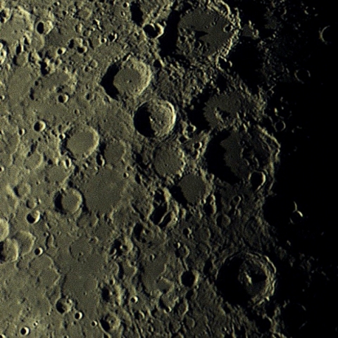 上弦の月・並ぶクレーター