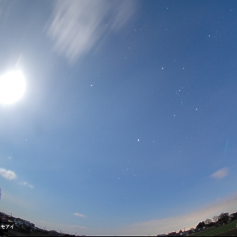 計画停電中の夜空を見上げるモアイのような人影