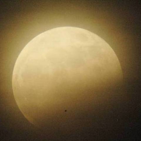 雲間の部分月食（２）