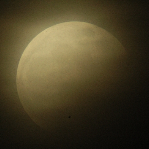 雲間の部分月食（３）