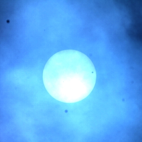 雲間から金星の太陽面通過（１）
