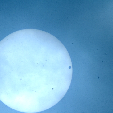 雲間の金星の太陽面通過（２）
