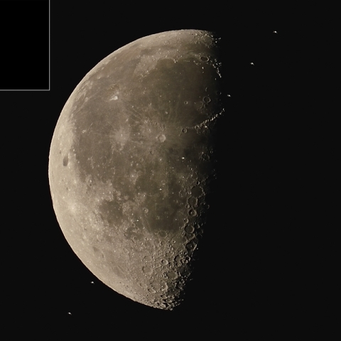 下弦の月を横切るISS