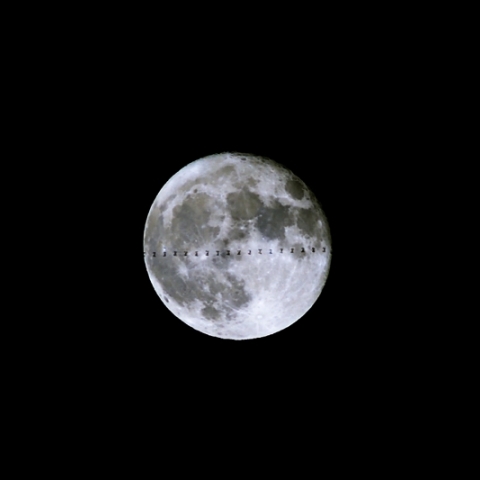 月を横切るISS