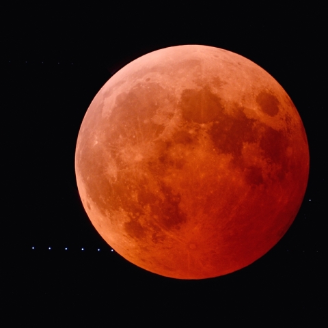 皆既中の月に近づく天王星