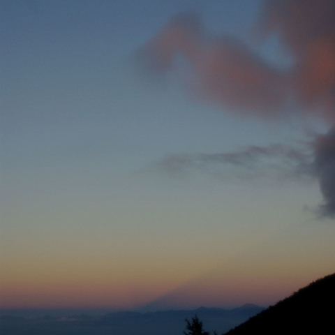 朝の月と富士山の影
