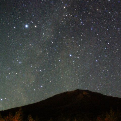 富士に沈むわし座の銀河