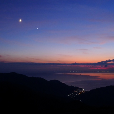 駿河湾に浮かぶ月と金星