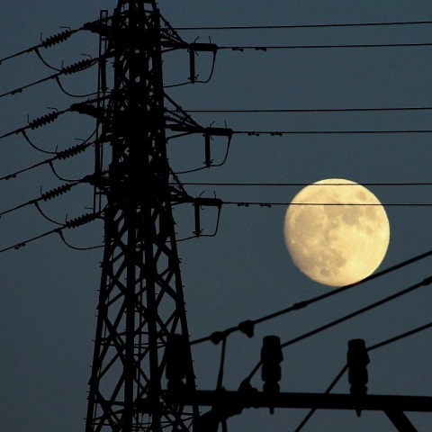 鉄塔にかかる月