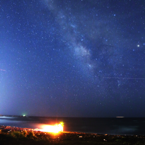 海岸の篝火と夏の天の川