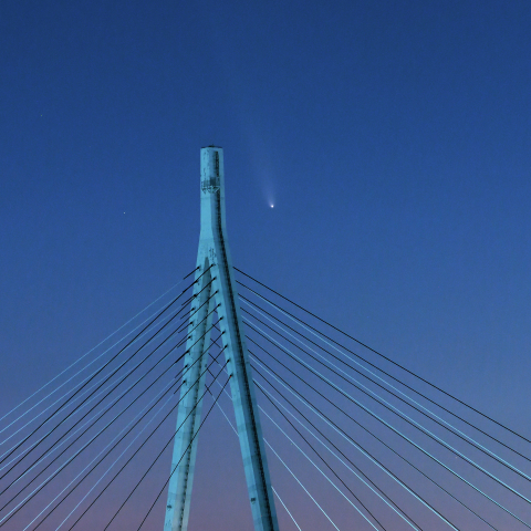 天保山大橋と紫金山・アトラス彗星