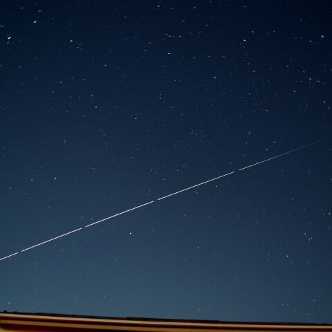 地球の影に入るISS