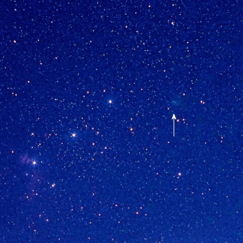 三ツ星の横を通過するアトラス彗星