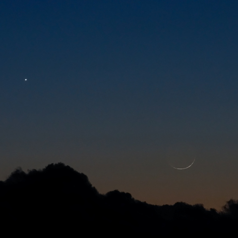 金星と月齢0.9～夕空のダブル・クレッセント