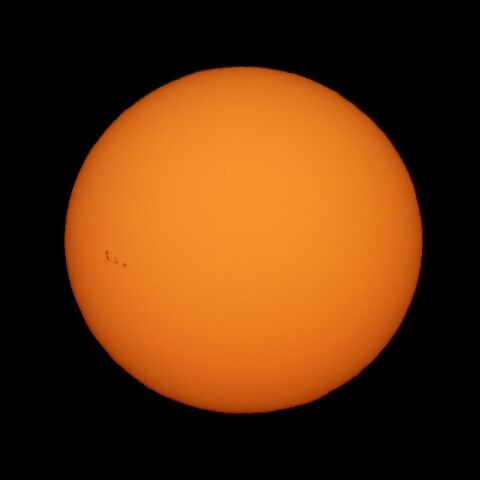 つぶれた夕陽の黒点群11月06日