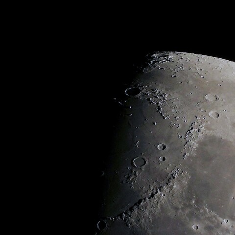 月齢8.7の北極付近