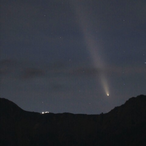 紫金山アトラス彗星と八ヶ岳の山小屋の灯