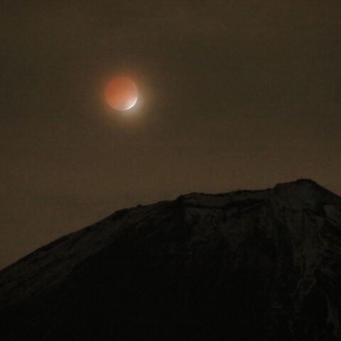 部分月食　薄曇りの富士山