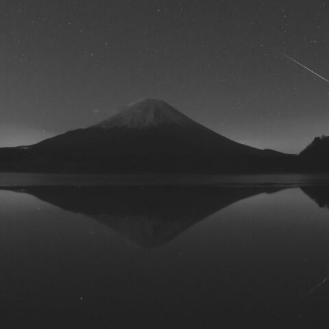 湖面に映る四分儀座流星群