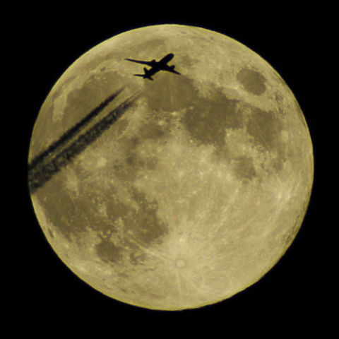 中秋の名月と飛行機のrendez-vous