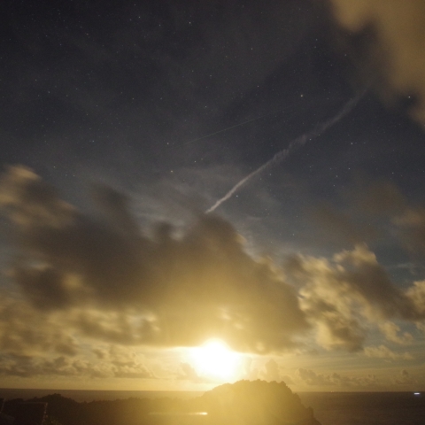 月明かりに負けない流星