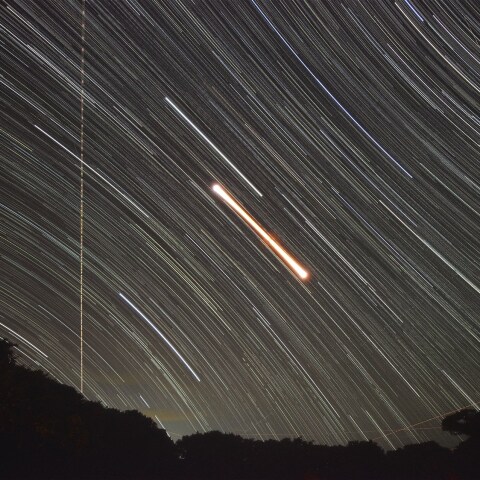 皆既月食中の星空