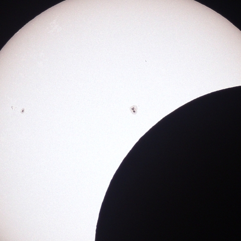 黒点に接近する月面