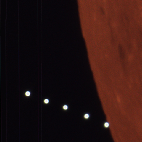 皆既中の月に潜入していく天王星