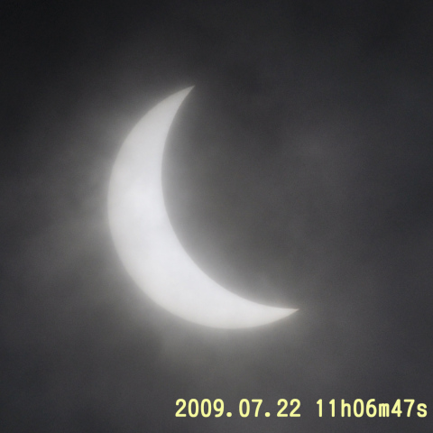 雲間の日食