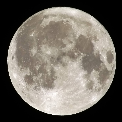 コンデジ100倍ズームで撮影した3月17日2時8分の満月